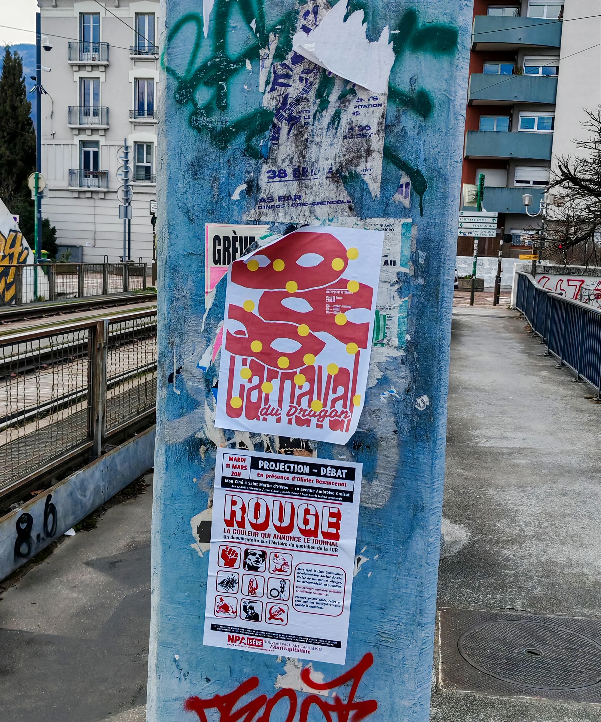 Prise de vue de l'affiche collée sur un pont à Grenoble
