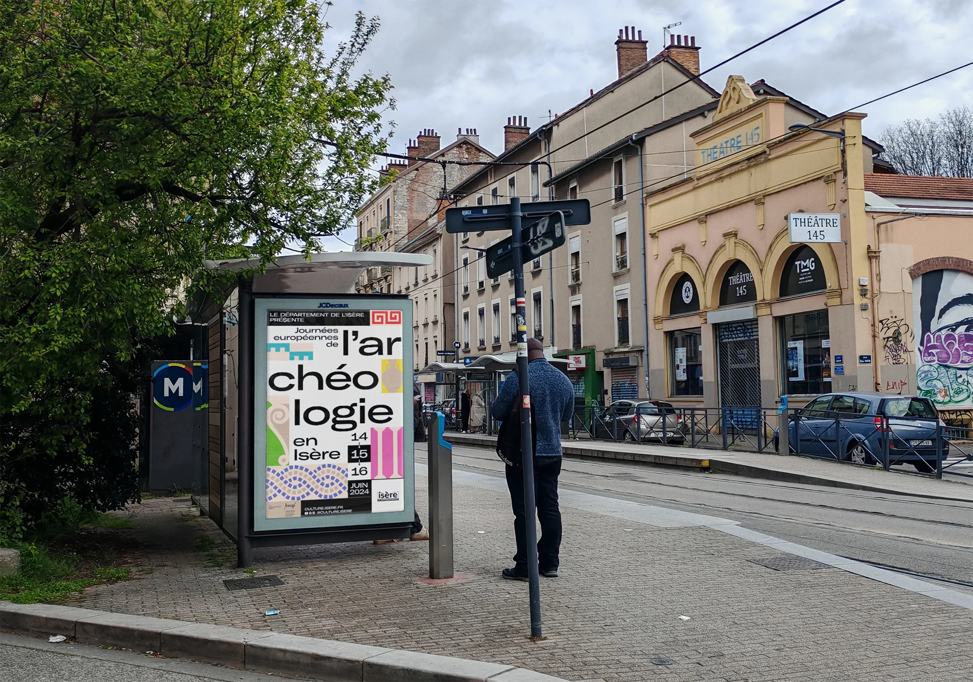 Affiche des Journées européennes de l'archéologie 2024 présentée dans l'espace public sur un arrêt de tram à Grenoble