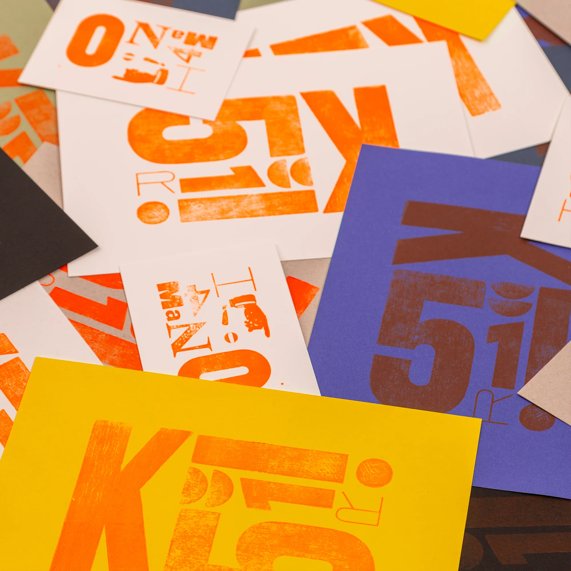 Prise de vue des tirages sur différents papiers de couleurs en vrac