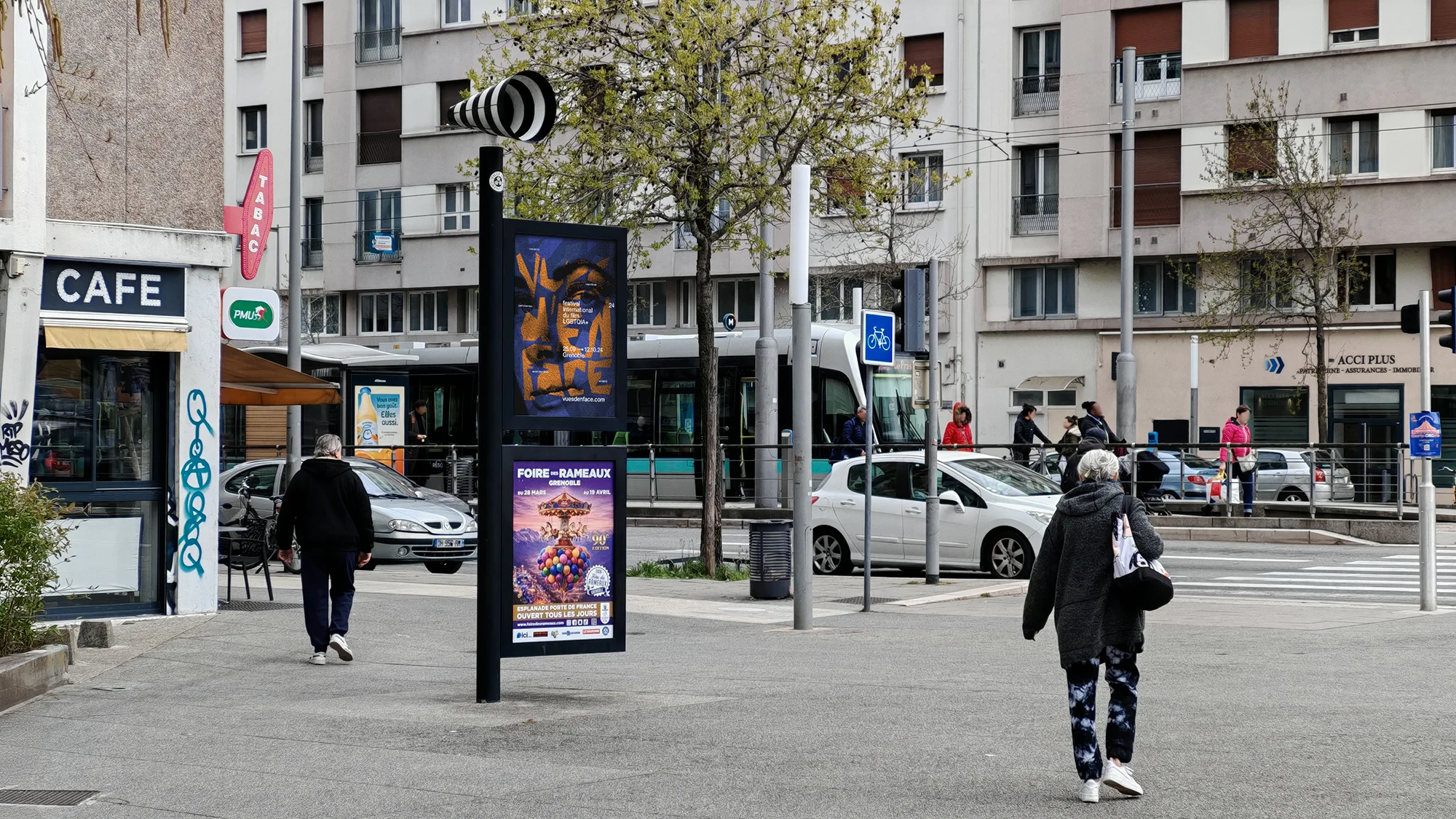Affiche Vues d'en face présentée dans l'espace public de Grenoble